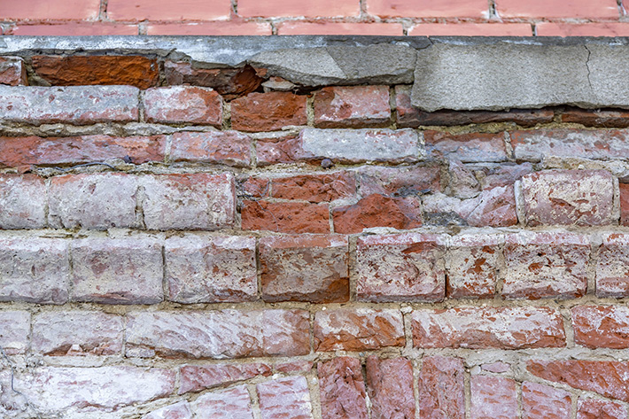 spalling-brick-wall-rochester-hills-MI-brick-repair-and-masonry-services
